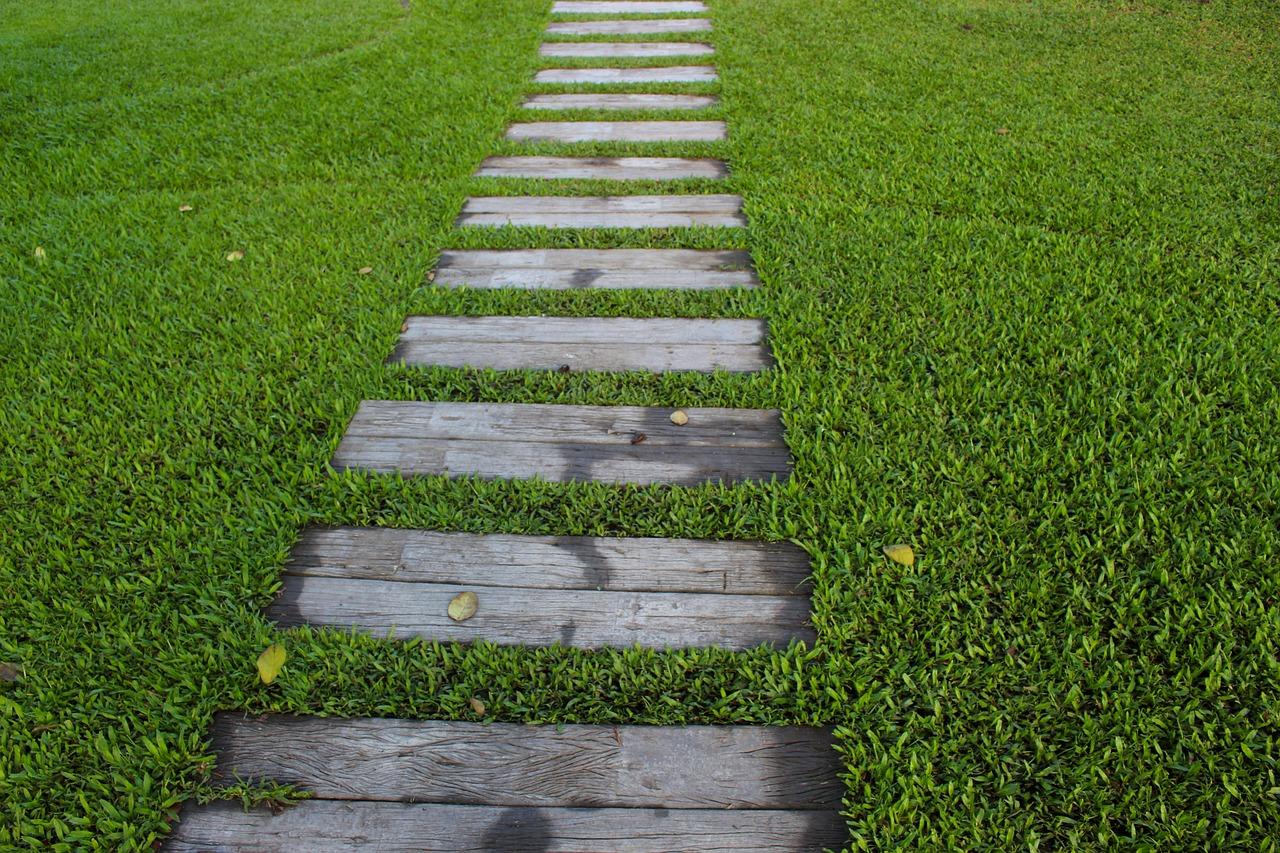 Natursteinplatten für einen stilvollen Gartenweg