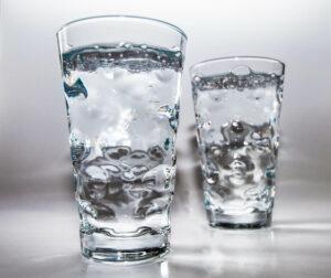 Mineralwasser in einem Dubbeglas