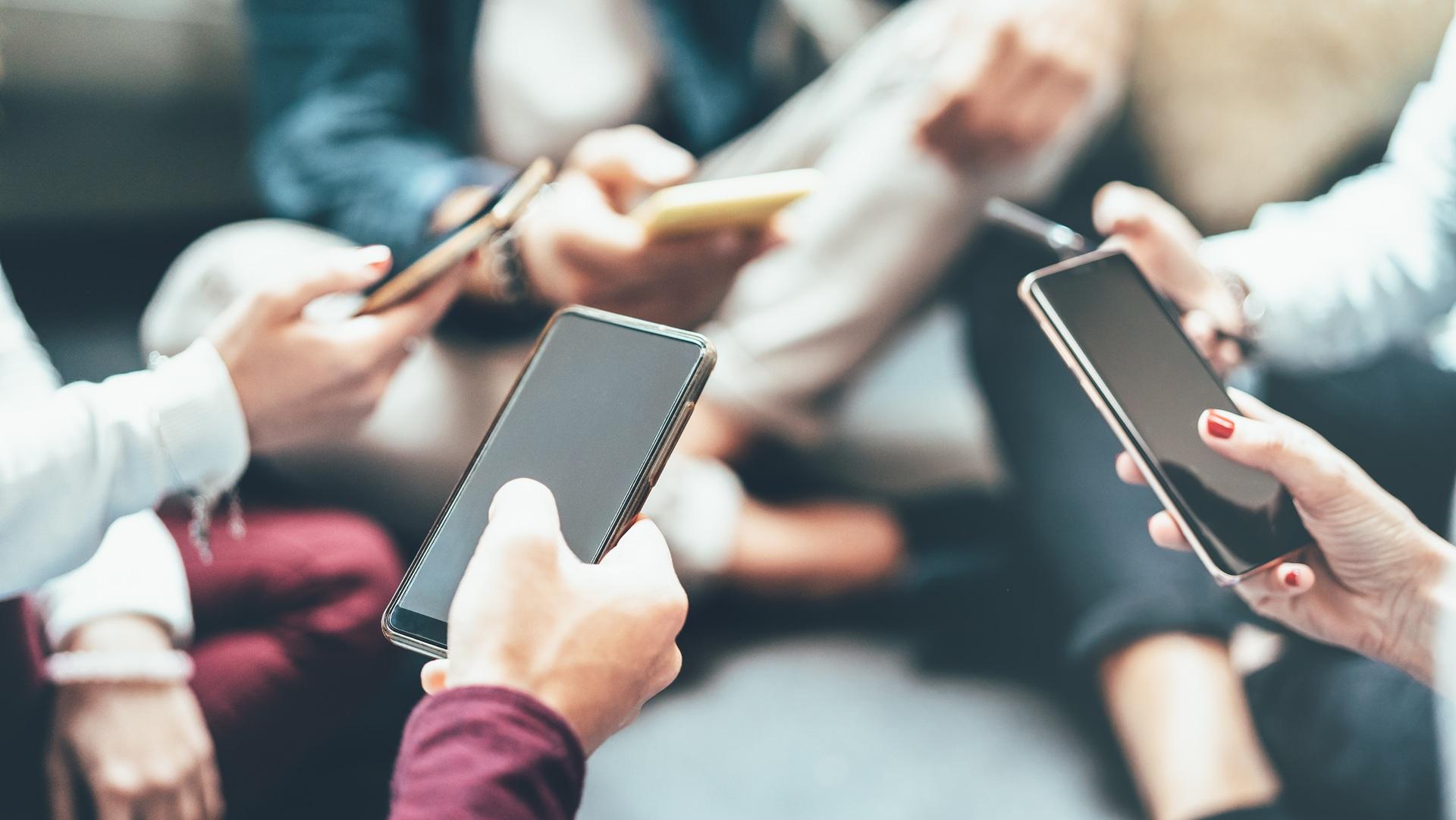 Mehrere Personen nutzen Smartphones gemeinsam | 187 Pods