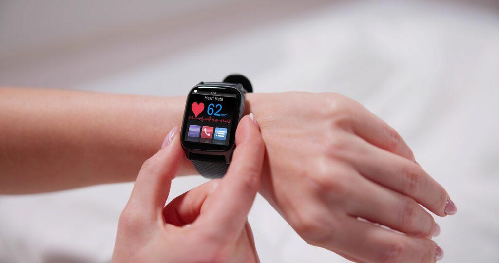 Smartwatch zeigt Herzfrequenz auf Display | 187 Pods