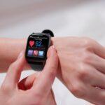 Smartwatch zeigt Herzfrequenz auf Display | 187 Pods